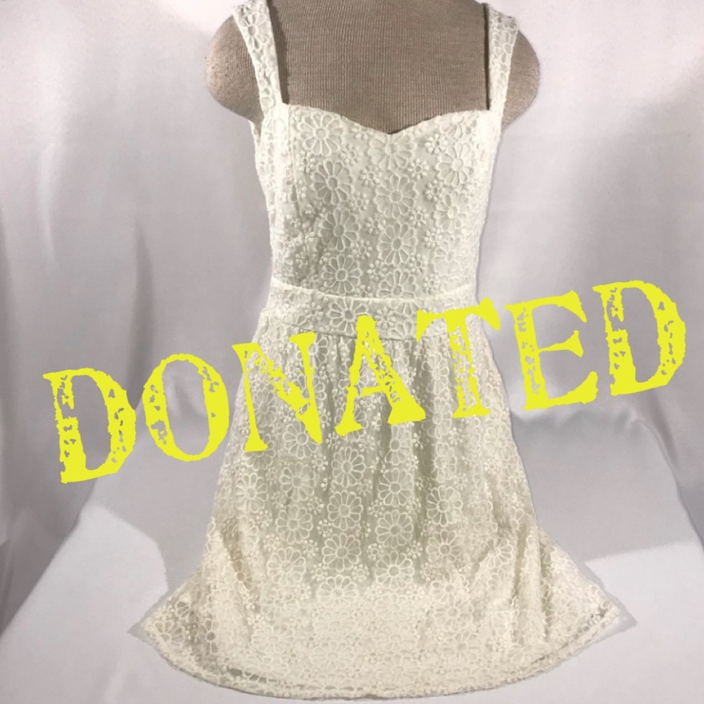 Francesca‘s Off-White Flower Cut-Out Back Dress - Picture 1 of 10